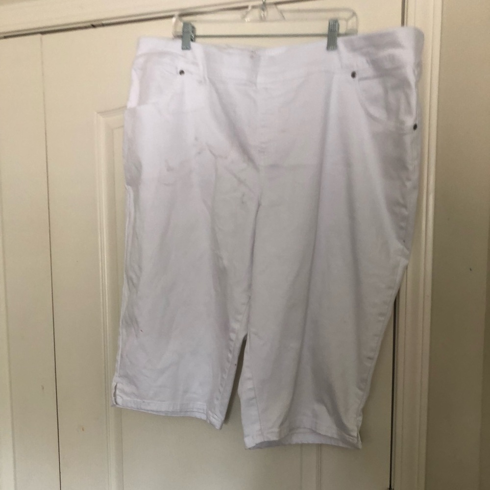 EC pull-on white capris size 3X. 24W-26W 77% cotton 20% polyester 3% spandex